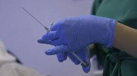 σύριγγα στα χέρια ενός γιατρού